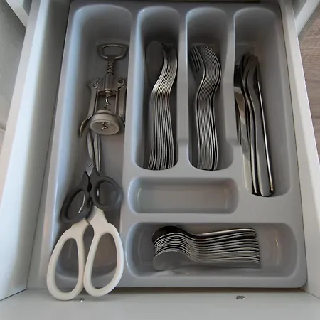 Tolstov - Monteurwohnung - 2 Schlafzimmer - Wohnzimmer - Kueche - Balkon - Waschmaschine - 25 Min Zur Messe Dus דירה