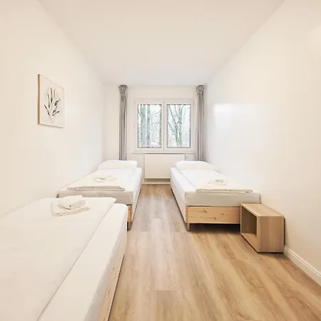 Tolstov - Monteurwohnung - 2 Schlafzimmer - Wohnzimmer - Kueche - Balkon - Waschmaschine - 25 Min Zur Messe Dus דירה