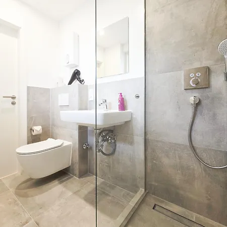 Tolstov - Monteurwohnung - 2 Schlafzimmer - Wohnzimmer - Kueche - Balkon - Waschmaschine Apartmán Heiligenhaus